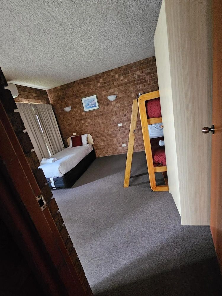 Courtyard Motor Inn 2 Room Family Suite 2