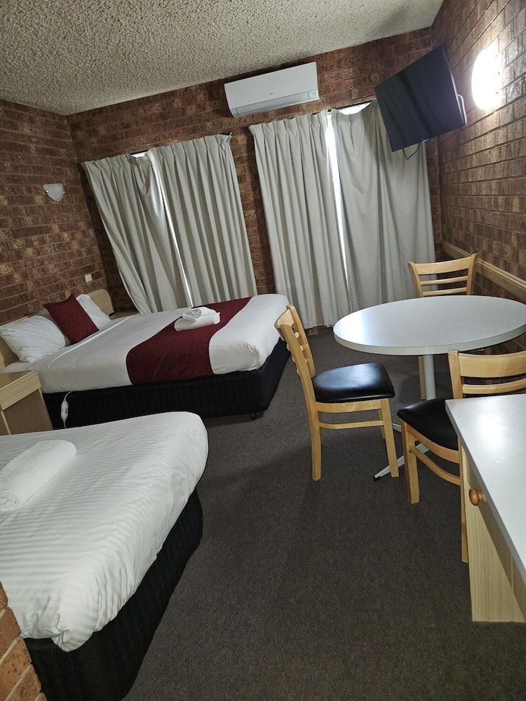 Courtyard Motor Inn Standard Queen + Single