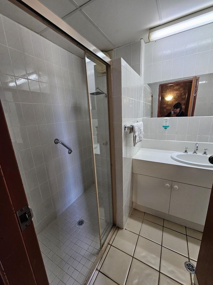 Courtyard Motor Inn Family Double + 2 Singles 4