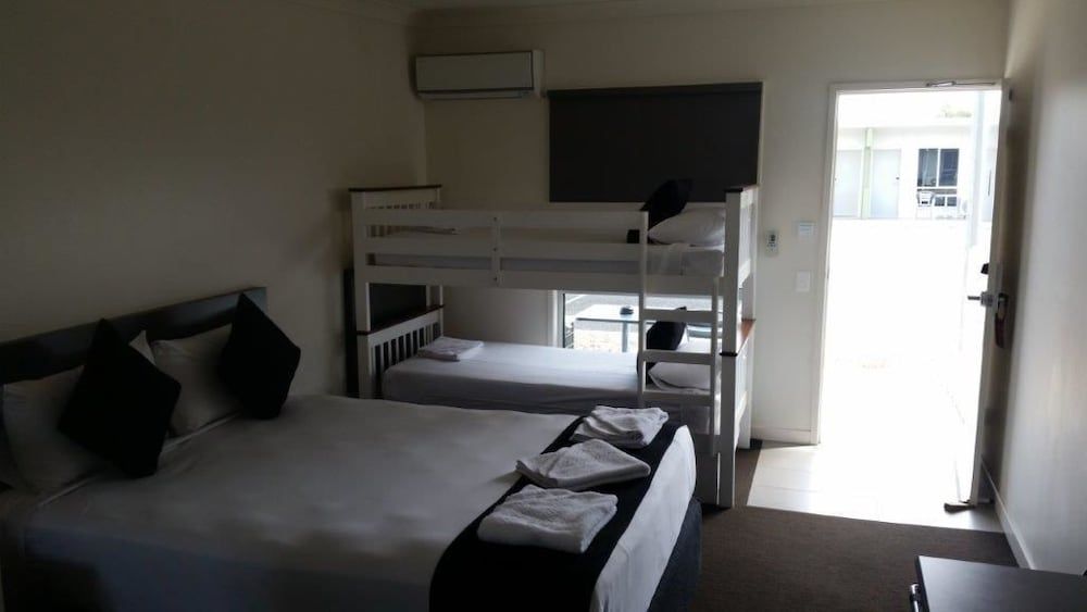 Dooleys Capella Tavern and Motel Family Room (1 Queen, 2 Singles and 1 Trundle Bed) 2