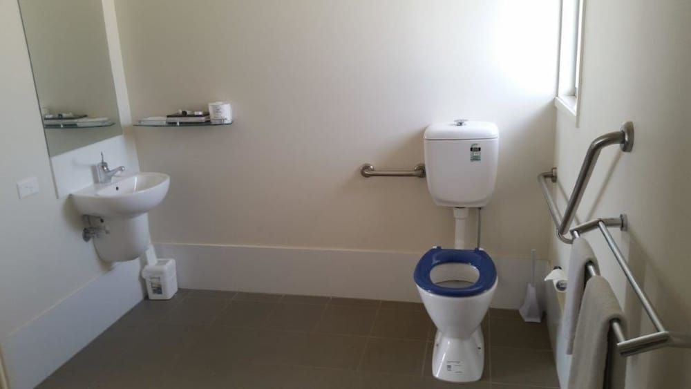 Dooleys Capella Tavern and Motel Accessible Room 3