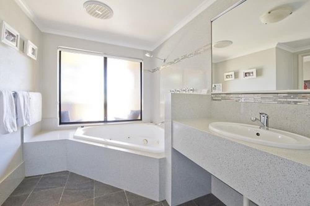 Vintages Accommodation Deluxe Spa Suite 3