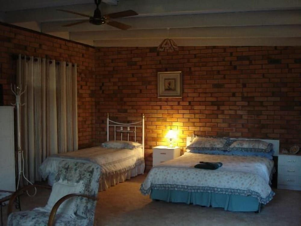 Bungalow, Kitchenette (Self contained)