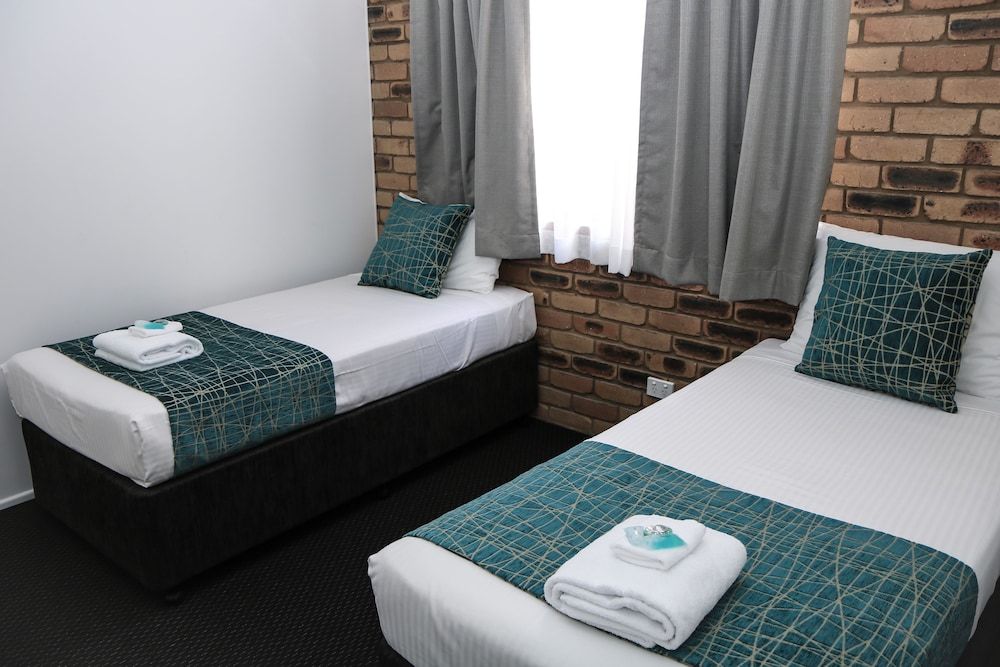 The Club Motor Inn Chinchilla Family Unit 3