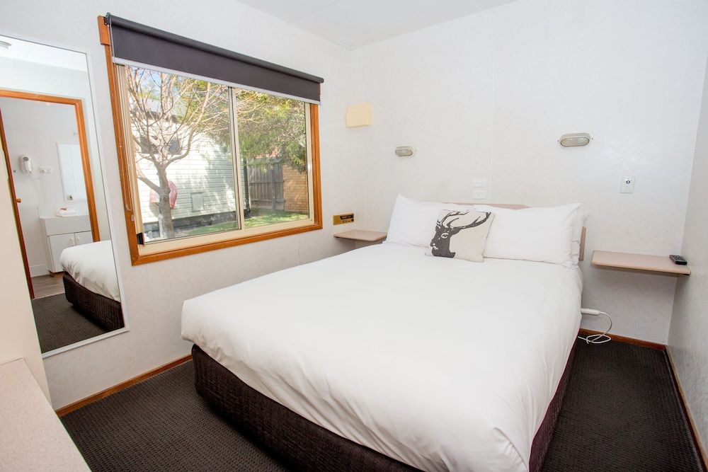 Deluxe One Bedroom Cottage - Two Berth