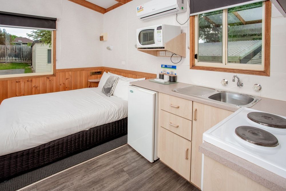 BIG4 Melbourne Holiday Park One Bedroom Cottage - Four Berth 2