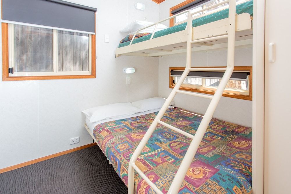 Deluxe One Bedroom Cabin - Five Berth