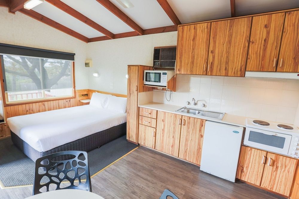 BIG4 Melbourne Holiday Park One Bedroom Cottage - Four Berth 3