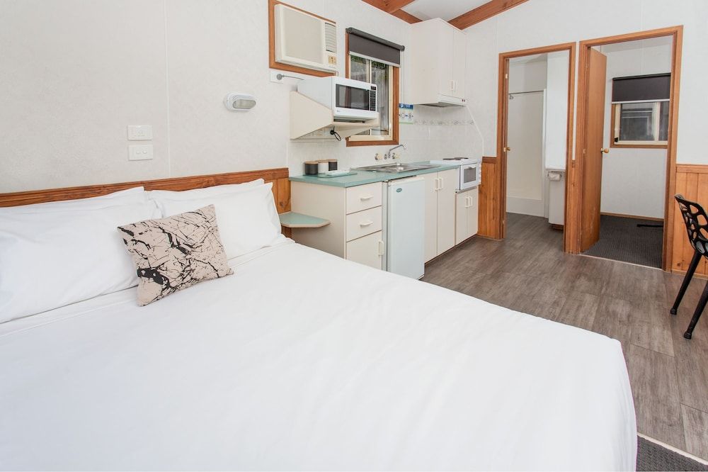Deluxe One Bedroom Cabin - Five Berth