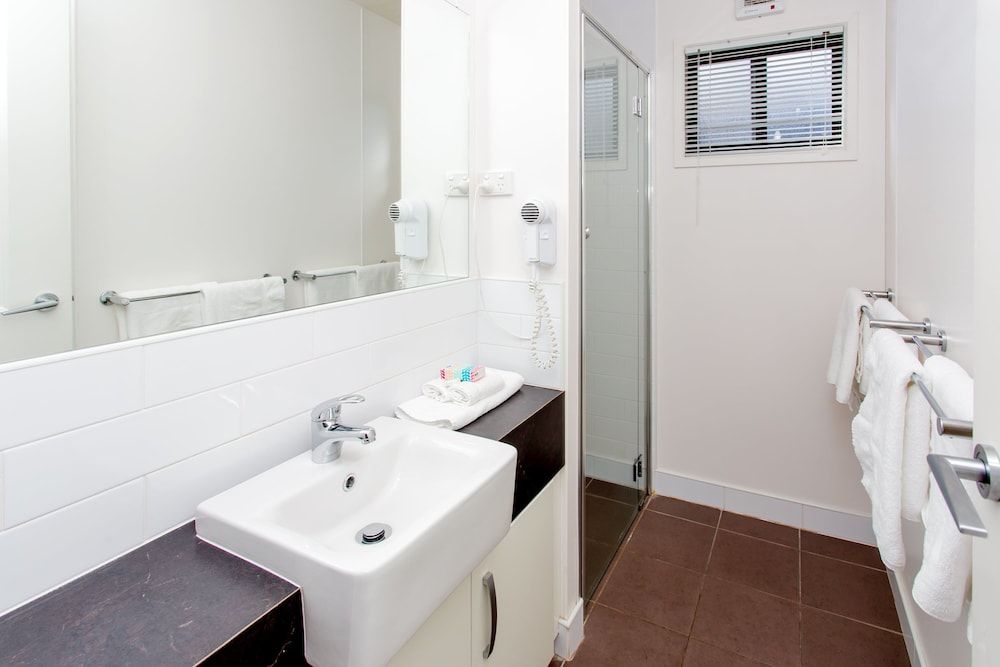 BIG4 Melbourne Holiday Park Deluxe Two Bedroom Villa 4