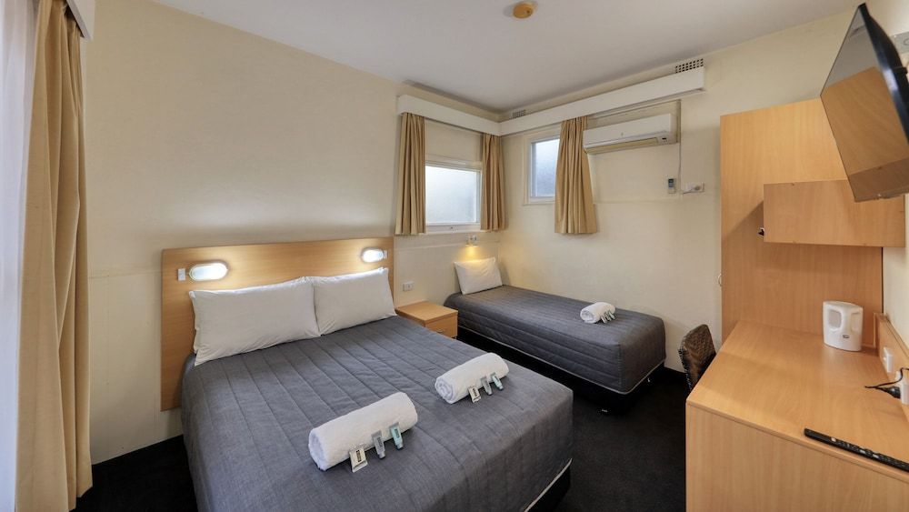 Cowra Motor Inn Standard Double or Twin Room, Multiple Beds, Non Smoking (Standard Twin) 2