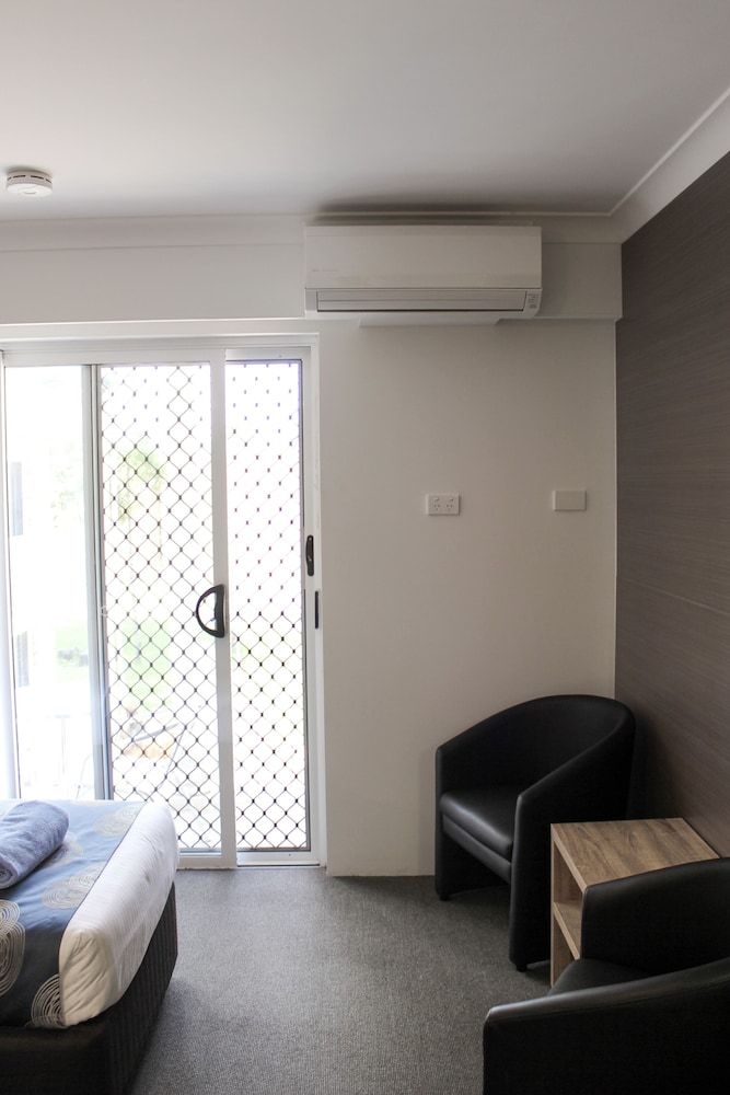 Aston Motel Yamba Room (Standard King & Single) 11