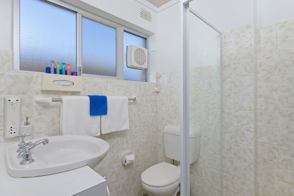 Haven Waters Motel & Apartments King Room 3