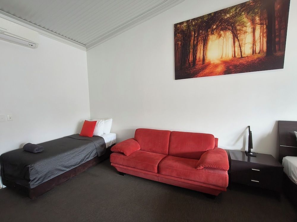 Gunnedah Lodge Motel Deluxe Room, Non Smoking (Deluxe Queen and Single) 6