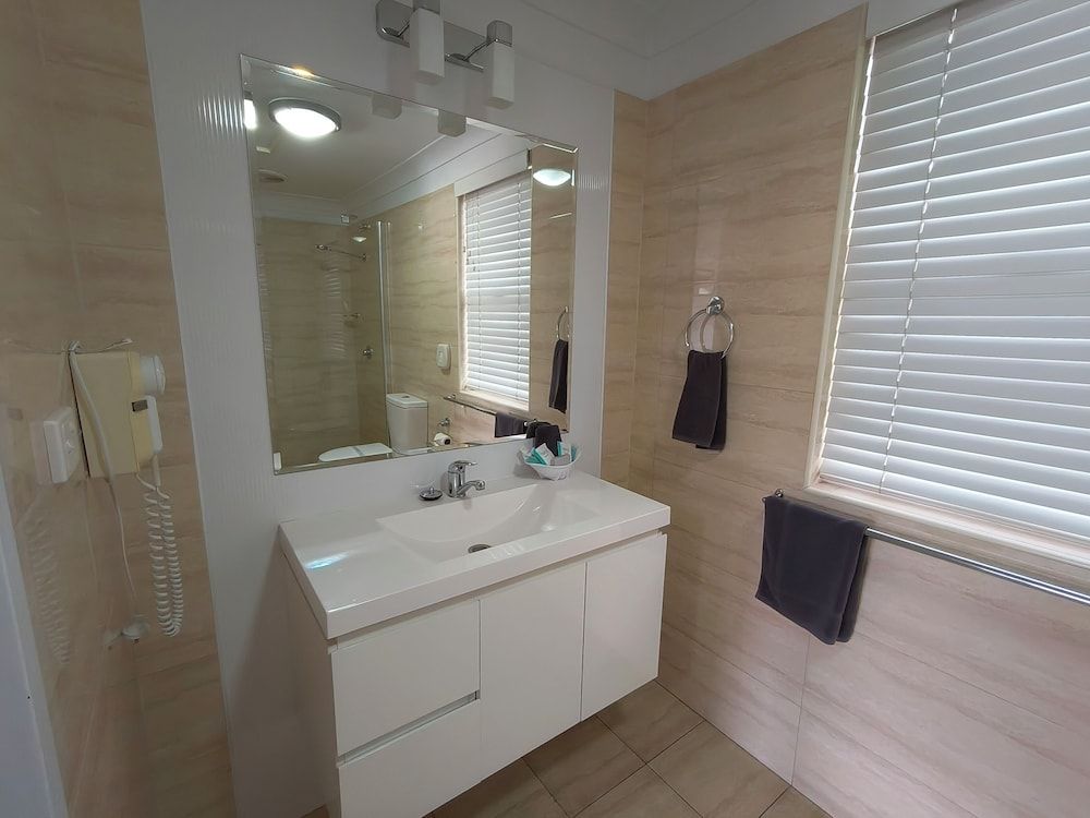 Gunnedah Lodge Motel Deluxe Room, Non Smoking (Deluxe Queen and Single) 4