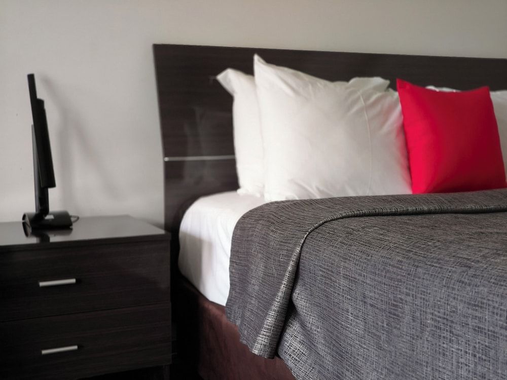 Gunnedah Lodge Motel Deluxe Room, Non Smoking (Deluxe Queen and Single) 2