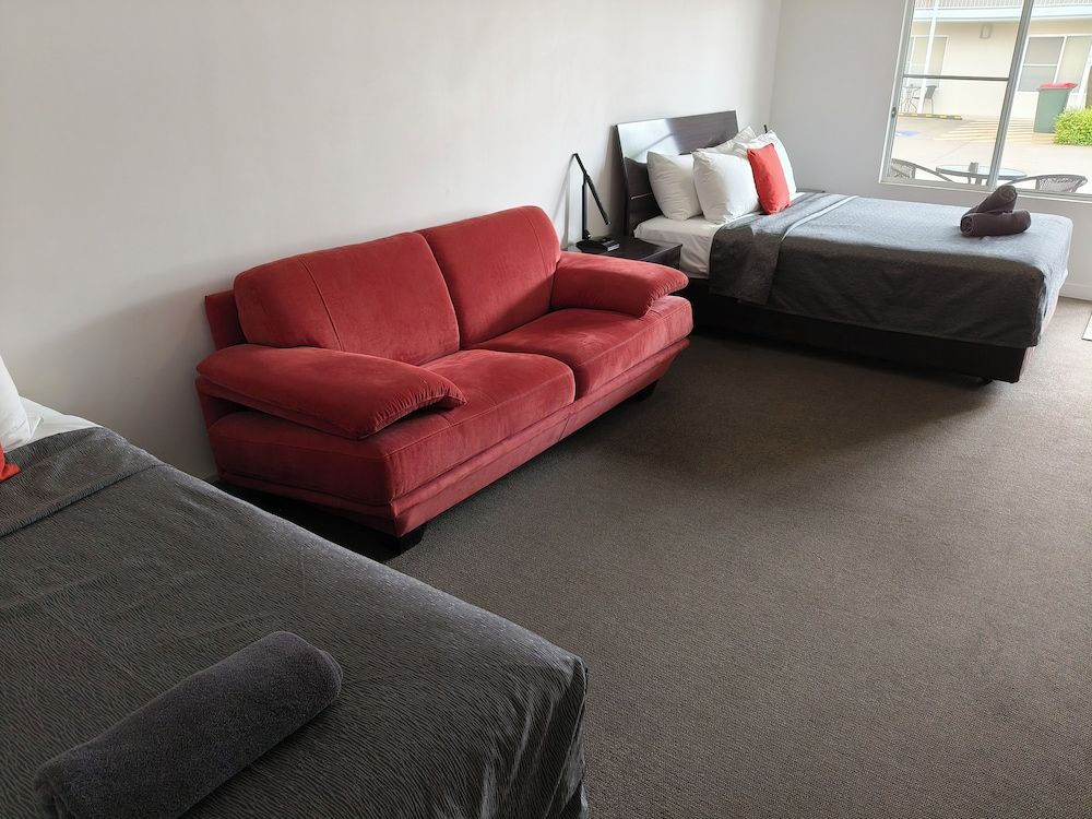 Gunnedah Lodge Motel Deluxe Room, Non Smoking (Deluxe Queen and Single) 7