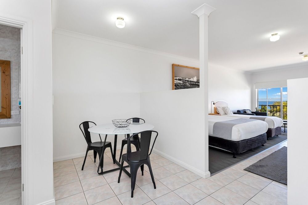 COAST motel and apartments Superior Suite with Ocean View - Upstairs 9