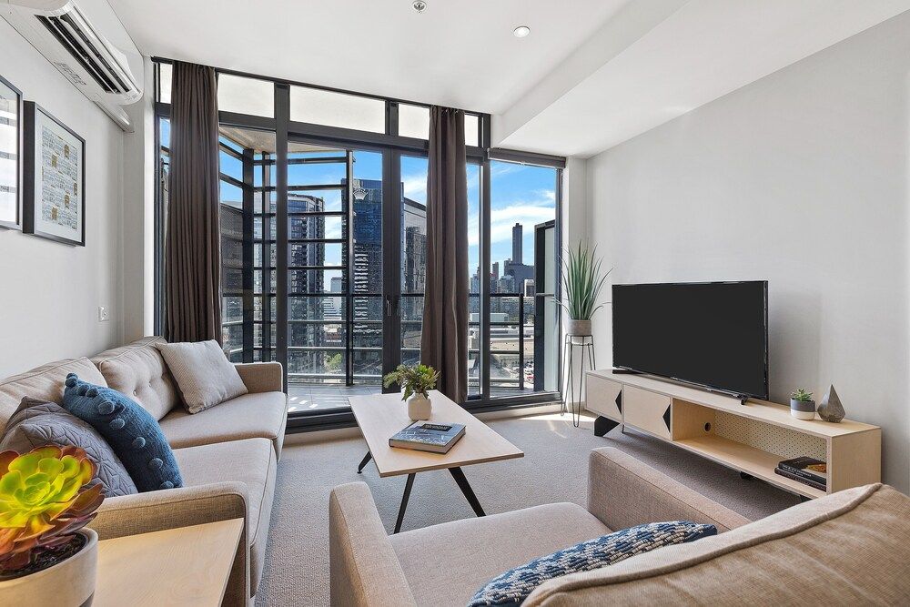 Lori : 2 Bedroom Apartment with City View