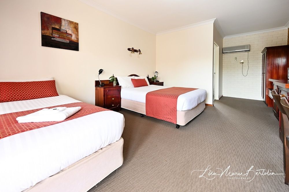 Narrandera Club Motor Inn Twin Room 4