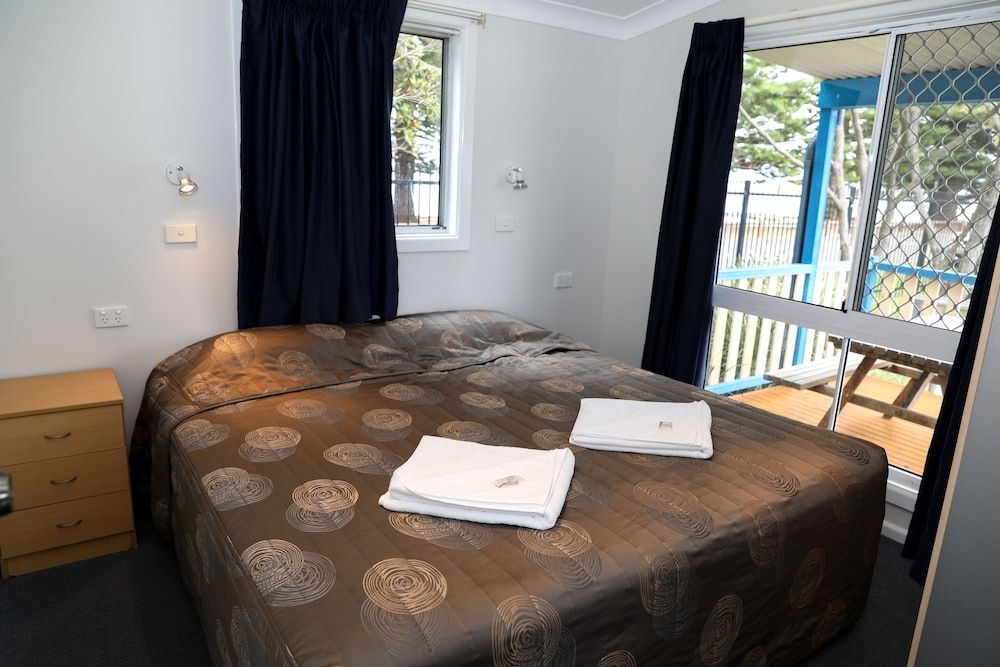 Windang Beach Tourist Park 2 Bedroom Family 6 Berth Cabin 2