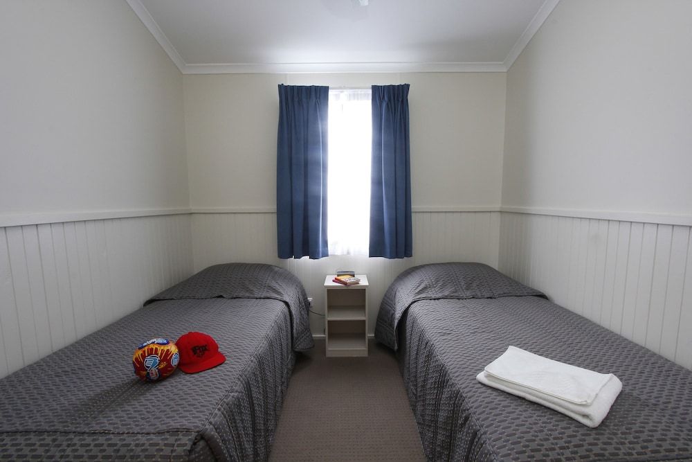 Windang Beach Tourist Park 3 Bedroom Deluxe 6 Berth Cabin 2