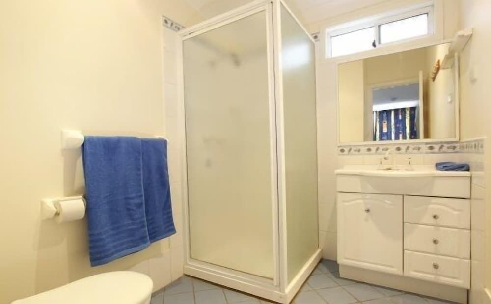 Windang Beach Tourist Park 2 Bedroom Family 6 Berth Cabin 5