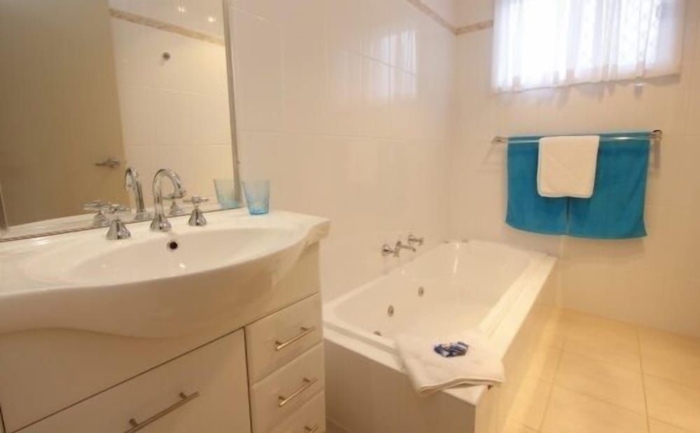 Windang Beach Tourist Park 3 Bedroom Deluxe 6 Berth Cabin 5