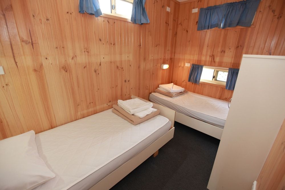 Windang Beach Tourist Park 1 Bedroom Ensuite 4 Berth Cabin 2