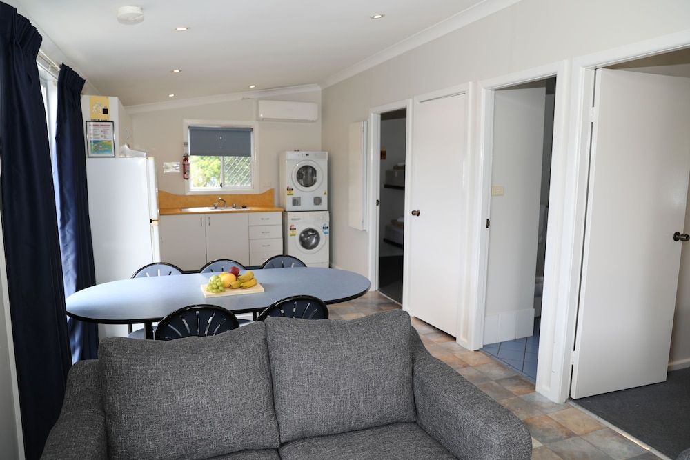 Windang Beach Tourist Park 2 Bedroom Family 6 Berth Cabin 3