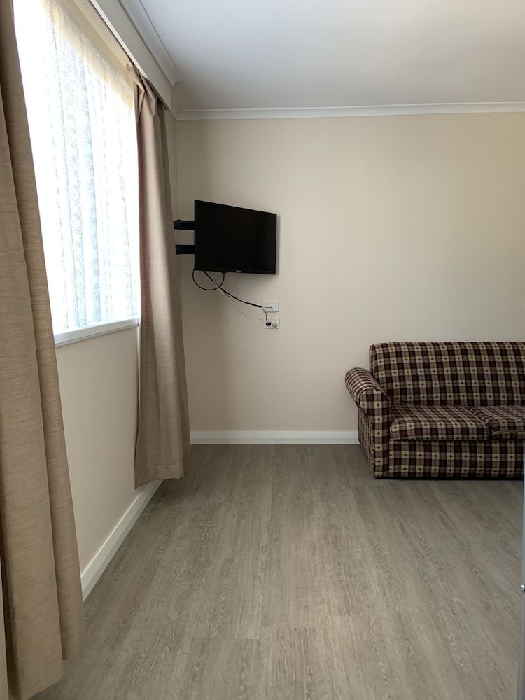 Limestone Coast Tourist Park Deluxe Cabin, 1 Bedroom 9