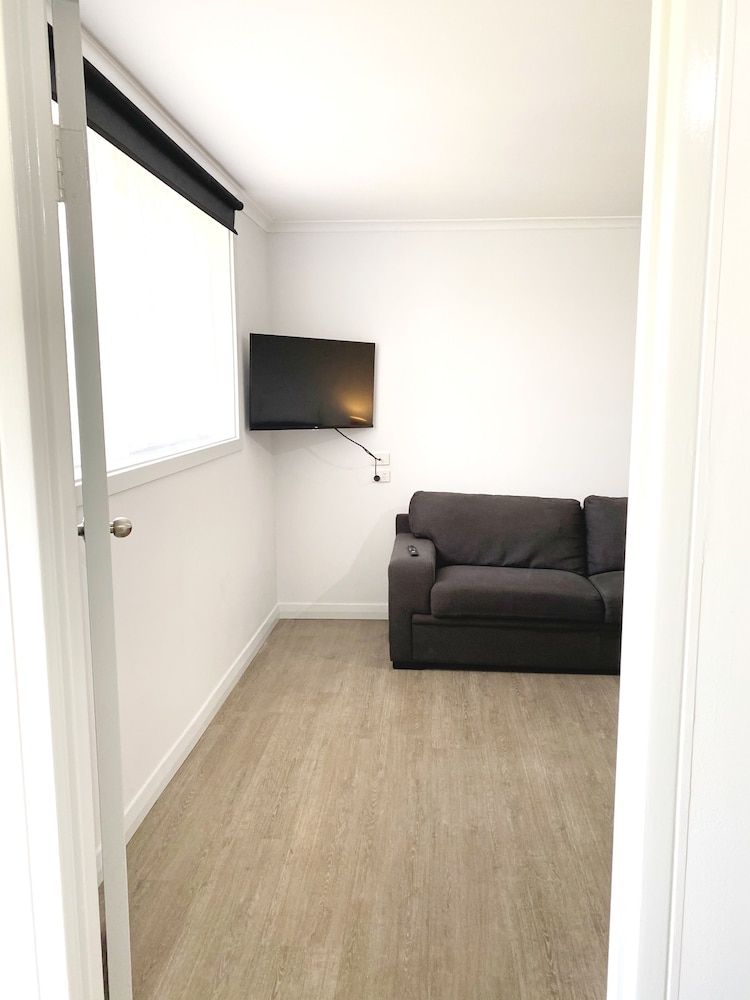 Limestone Coast Tourist Park Deluxe Cabin, 1 Bedroom 10