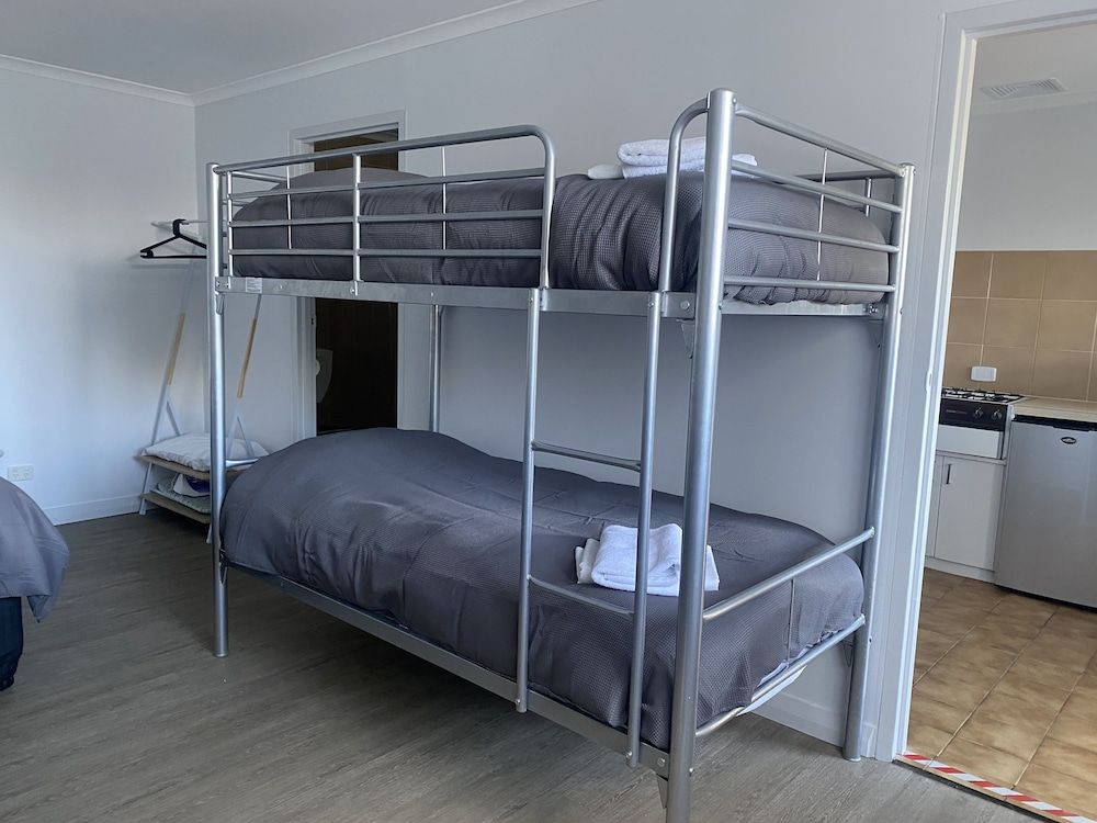 Limestone Coast Tourist Park Deluxe Cabin, 1 Bedroom 3