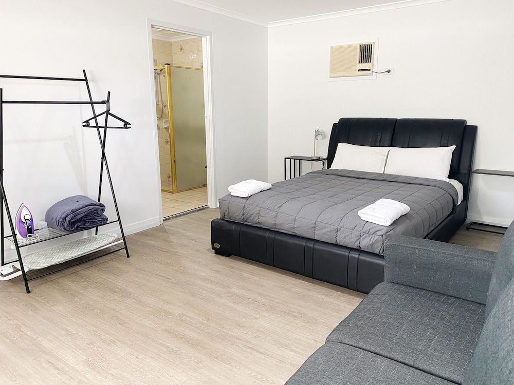 Limestone Coast Tourist Park Deluxe Cabin, 1 Bedroom 4