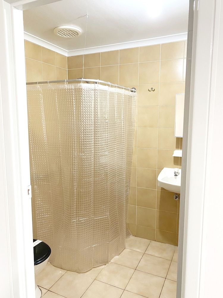 Limestone Coast Tourist Park Deluxe Cabin, 1 Bedroom 8