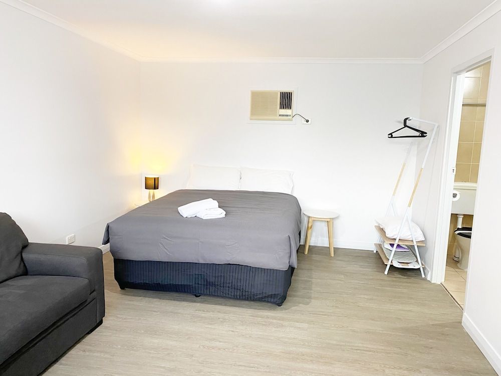 Limestone Coast Tourist Park Deluxe Cabin, 1 Bedroom 5