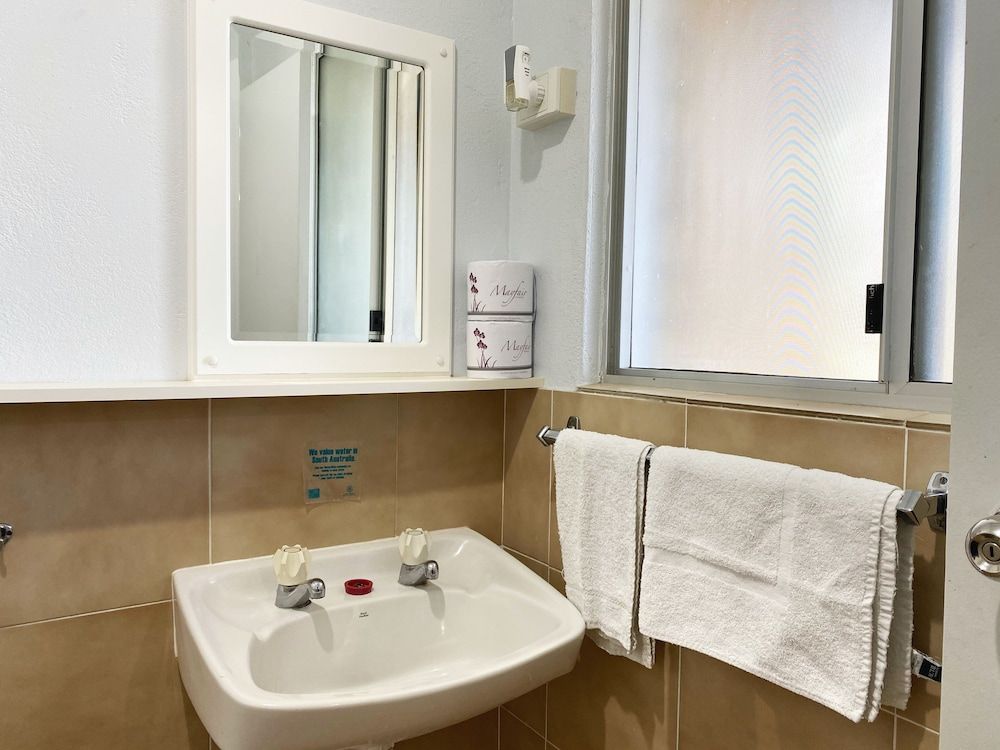 Limestone Coast Tourist Park Comfort Cabin, 2 Bedrooms 5