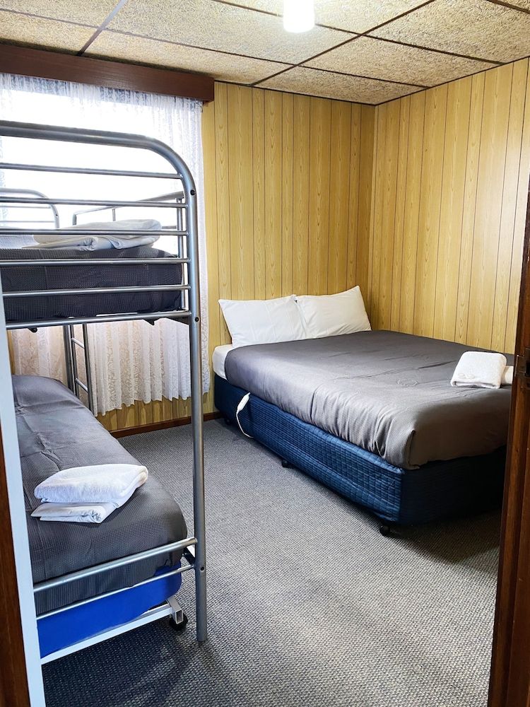 Limestone Coast Tourist Park Comfort Cabin, 2 Bedrooms 3