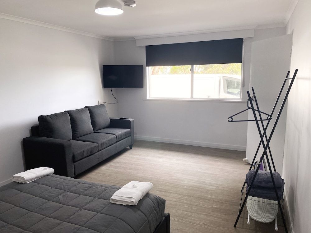 Limestone Coast Tourist Park Deluxe Cabin, 1 Bedroom 6