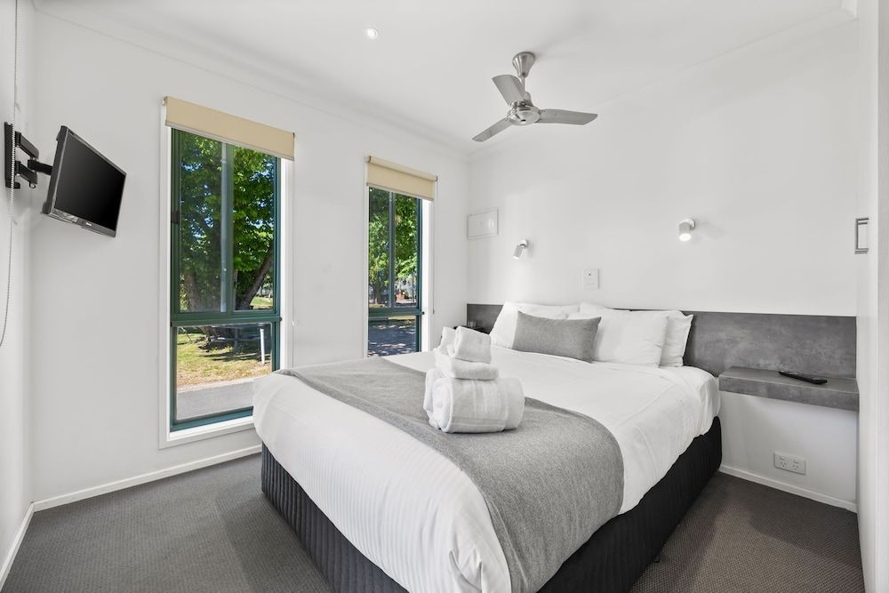 Eureka Stockade Holiday Park Two Bedroom Premium Villa 2