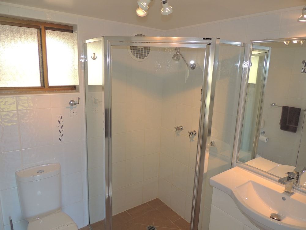 Argyle Terrace Motor Inn Deluxe Room, Non Smoking, Balcony (Deluxe Twin) 4