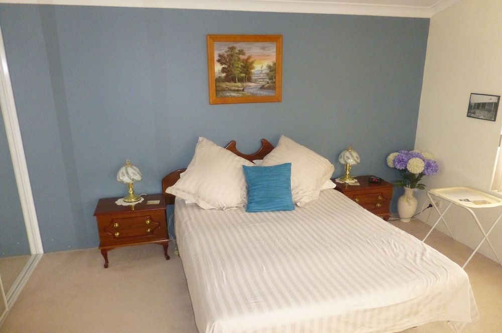 Renee Room 1 - Queen