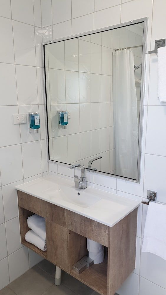 Sail Inn Motel Standard Double Room, 1 Queen Bed, Refrigerator & Microwave, Ground Floor 3