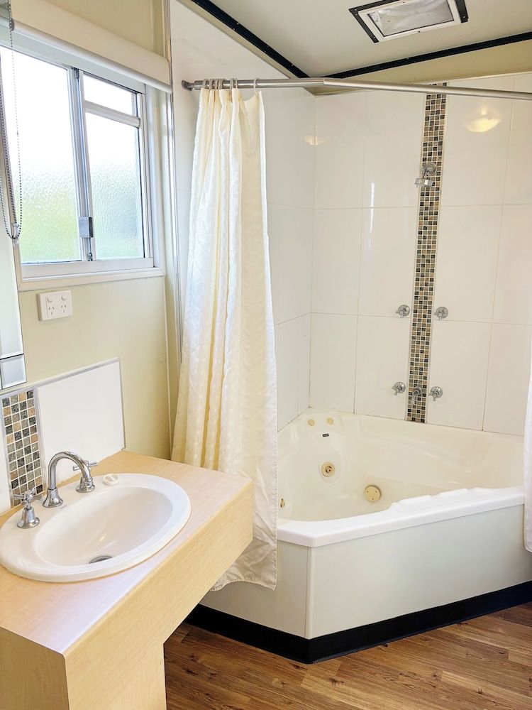 BIG4 Toowoomba Holiday Park Spa Villa 3