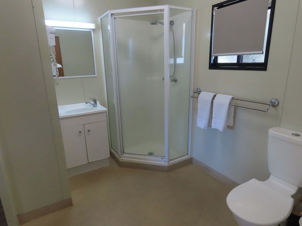 BIG4 Toowoomba Holiday Park 3 Bedroom cabin sleeps 6 4