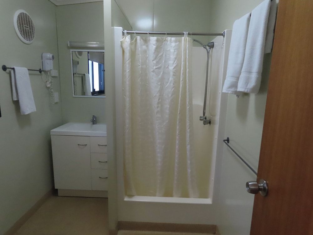 BIG4 Toowoomba Holiday Park 3 bedroom cabin sleeps 10 5