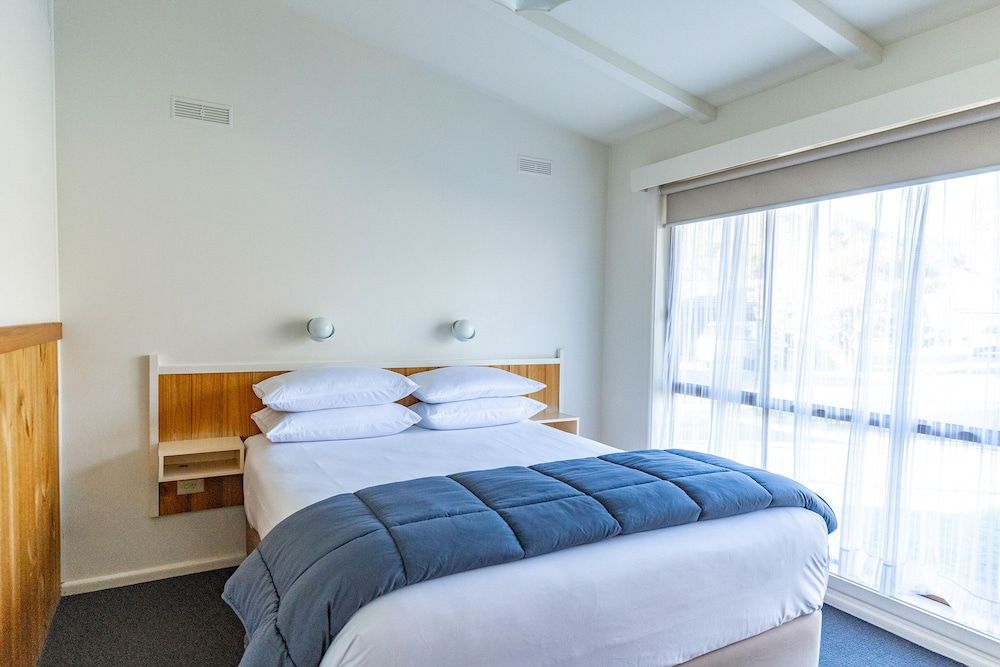 2 Bedroom Cabin (Sleeps 4)