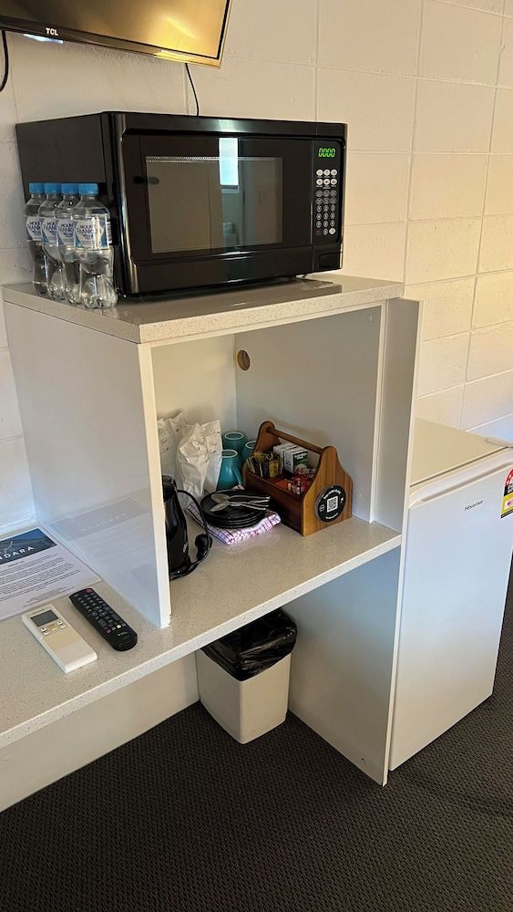 Tandara Hotel Motel Family Room (1 double and 2 single beds) 3