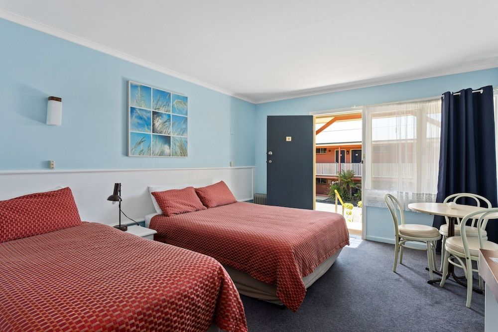 Swansea Motor Inn Budget Queen Single Room