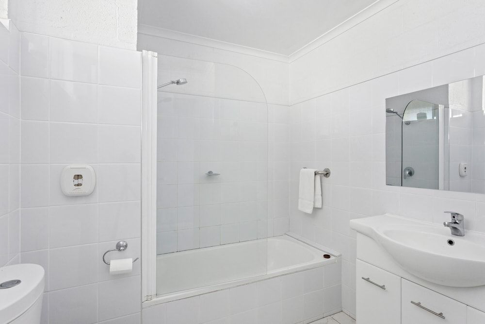 Swansea Motor Inn Standard Queen Room - First Floor 4